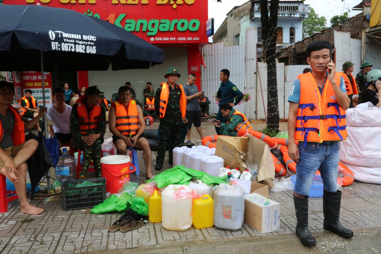 Phó Thủ tướng Hồ Đức Phớc: Không để xảy ra tình trạng thiếu lương thực tới bà con vùng thiên tai Phó Thủ tướng Hồ Đức Phớc: Không để xảy ra tình trạng thiếu lương thực tới bà con vùng thiên tai