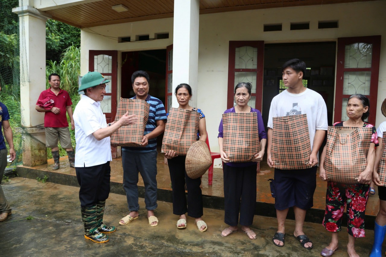 Phó Thủ tướng Hồ Đức Phớc kiểm tra, chỉ đạo khắc phục hậu quả mưa lũ tại Bắc Kạn Phó Thủ tướng Hồ Đức Phớc kiểm tra, chỉ đạo khắc phục hậu quả mưa lũ tại Bắc Kạn