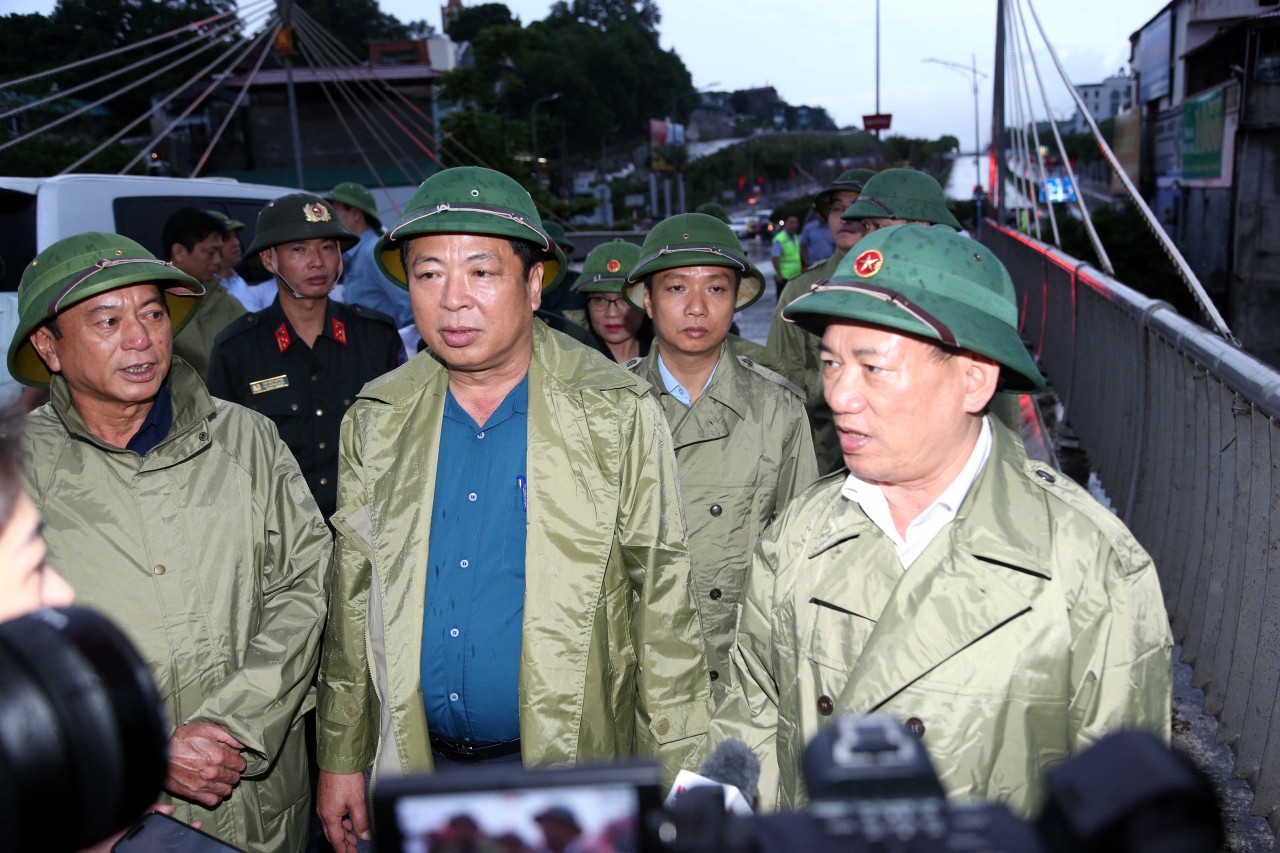 Phó Thủ tướng Hồ Đức Phớc chia sẻ với những thiệt hại nặng nề của tỉnh Cao Bằng