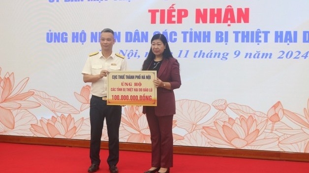 cuc thue ha noi trao tang 100 trieu dong ho tro cac tinh bi lu lut