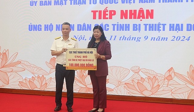 Cục Thuế Hà Nội ủng hộ 100 triệu đồng khắc phục hậu quả cơn bão số 3 Cục Thuế Hà Nội trao tặng 100 triệu đồng hỗ trợ các tỉnh bị lũ lụt