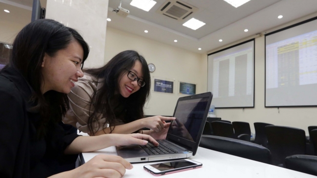 Chứng khoán hôm nay (18/9): VN-Index xanh nhẹ, song thanh khoản bật tăng