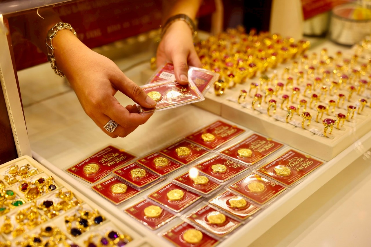 Ngân hàng Nhà nước bơm mạnh tiền trên thị trường mở, giá vàng nhẫn tăng mạnh