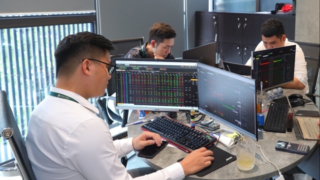 Thị trường chứng khoán: Dù “lỡ hẹn” với VN-Index 1.300 điểm, nhưng vẫn là một tuần khá tích cực