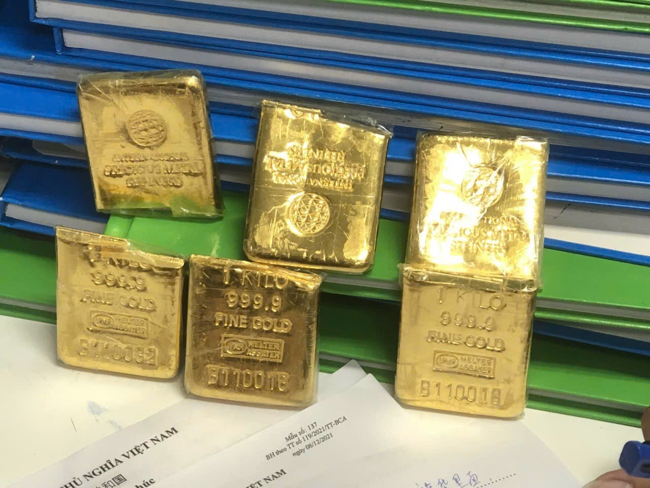 Hải quan Nội Bài liên tiếp phát hiện hai vụ khách nhập cảnh giấu kim loại nghi là vàng trong người