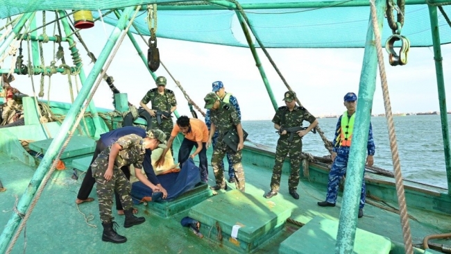 co quan hai quan bat giu nhieu vu buon lau lon tren phuong tien tam nhap tai xuat