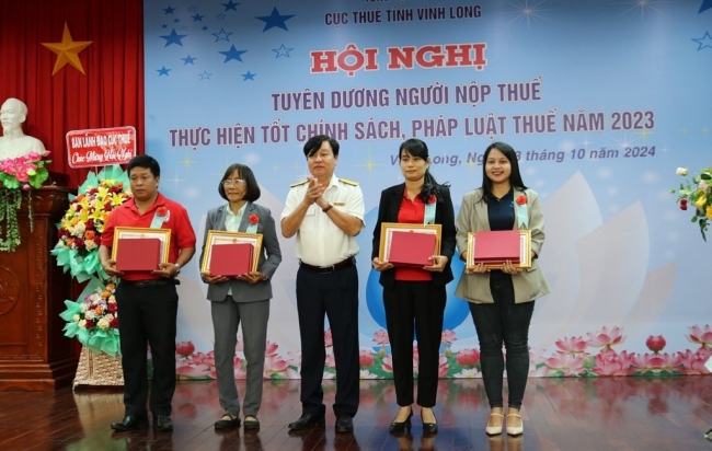 Cục Thuế Vĩnh Long khen thưởng 115 người nộp thuế