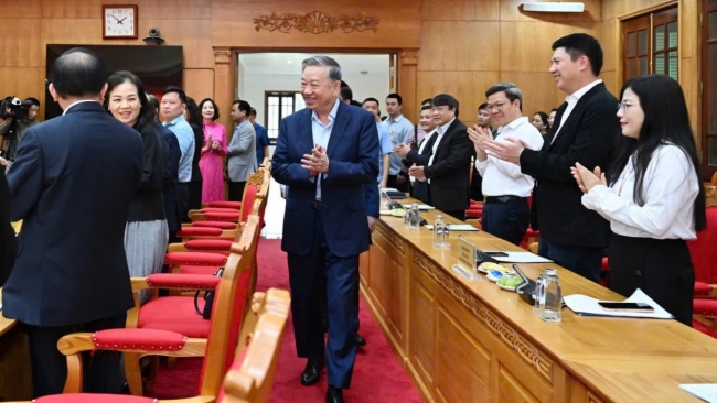 tong bi thu to lam cong tac tuyen giao la cong tac cua dang cua cac cap uy to chuc dang moi chi bo dang vien