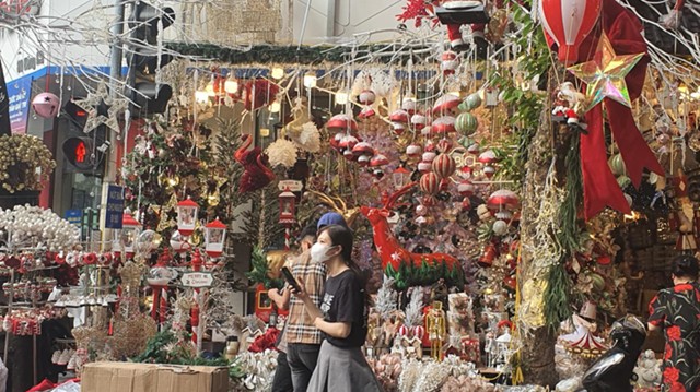 Thị trường đồ trang trí Giáng sinh 2024 đa dạng mẫu mã, giá cả không có nhiều biến động