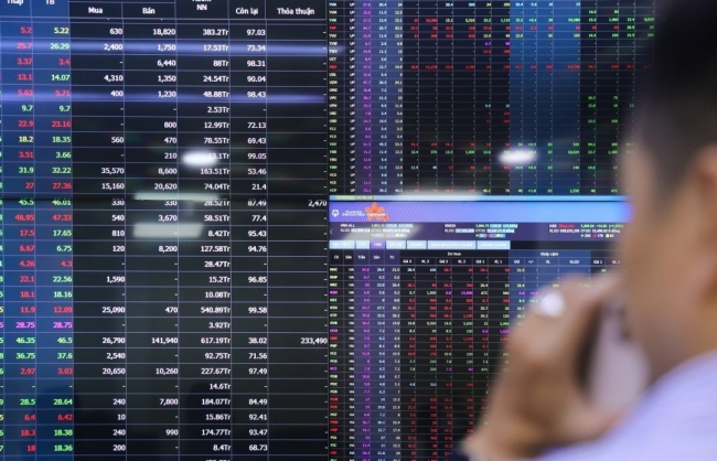 Chứng khoán ngày 27/2: Tâm điểm cổ phiếu thép, chứng khoán, VN-Index trở lại sắc xanh