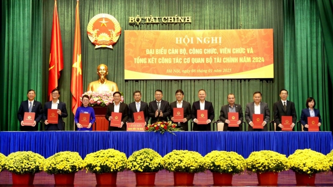 Bộ Tài chính phát động và ký giao ước thi đua trong năm 2025