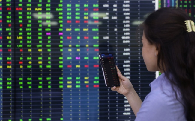 Chứng khoán ngày 4/2: Dòng tiền tích cực trở lại, nhóm “bank – chứng – thép”, đầu tư công khởi sắc