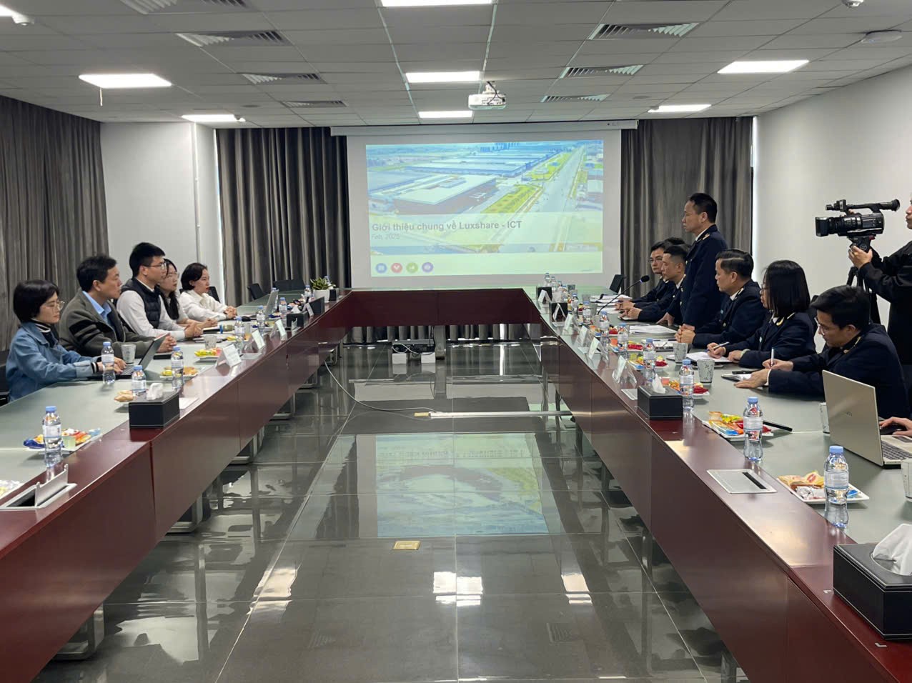 Quang cảnh buổi làm việc.