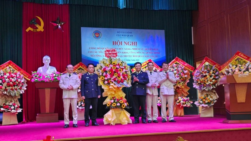 Cục trưởng Cục Hải quan Nguyễn Văn Thọ (thứ 3 từ phải sang) tặng hoa chúc mừng tập thể lãnh đạo Chi cục Hải quan khu vực IV.