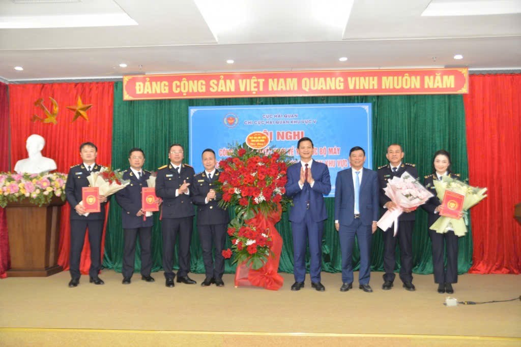 undefined Lãnh đạo UBND tỉnh Bắc Ninh tặng hoa chúc mừng tập thể lãnh đạo Chi cục Hải quan khu vực V. Ảnh: Quang Hùng.