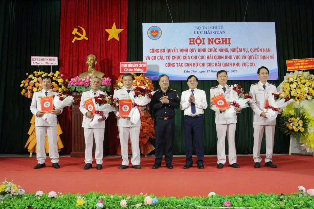 undefined Công bố các quyết định nhân sự của Chi cục Hải quan khu vực V