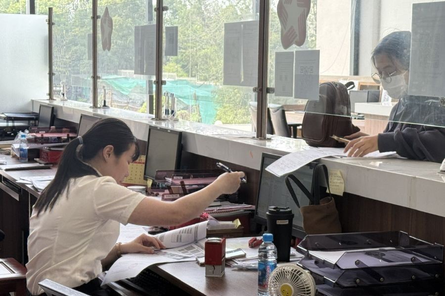 Nộp hồ sơ kê khai tại Bộ phận một cửa Đồng Nai Chi cục Thuế khu vực XV ở Đồng Nai. Ảnh: Đỗ Doãn