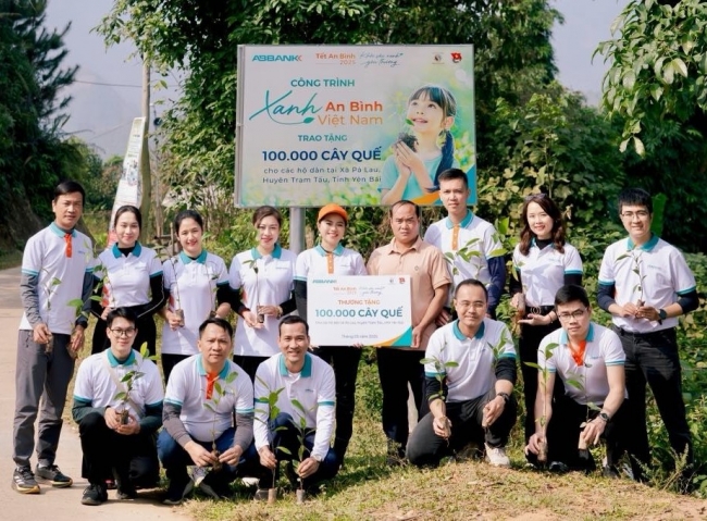 ABBANK trao tặng 100.000 cây quế cho người dân Yên Bái
