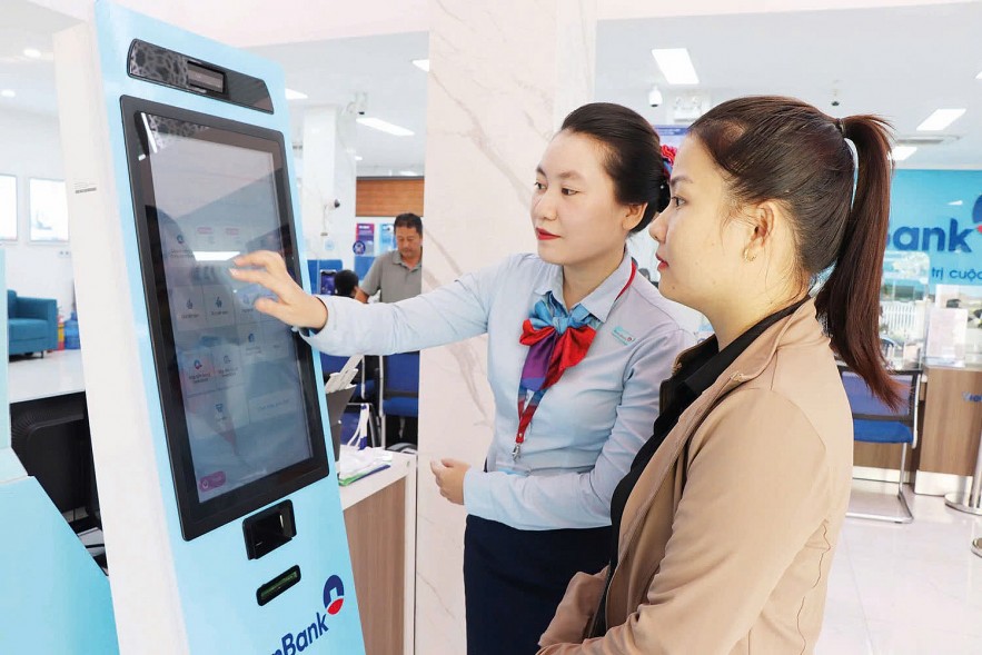 Công nghệ “lên ngôi”, nhân sự ngân hàng vào vòng xoáy tái cấu trúc Công nghệ “lên ngôi”, nhân sự ngân hàng vào vòng xoáy tái cấu trúc