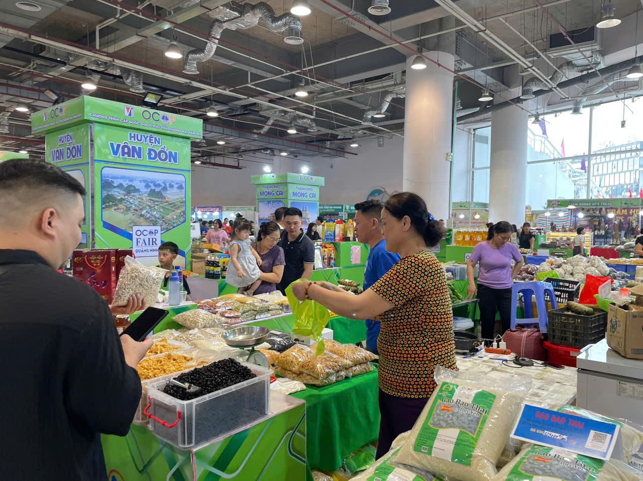 Người dân mua sắm hàng hóa tại Hội chợ OCOP Quảng Ninh