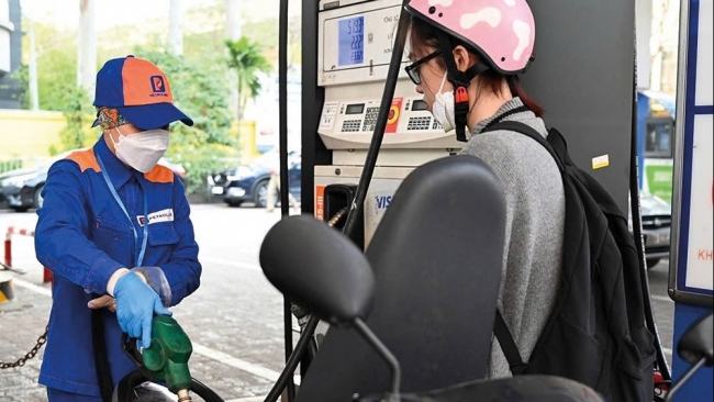 Giá dầu thế giới khó quay về vùng 70 USD/thùng