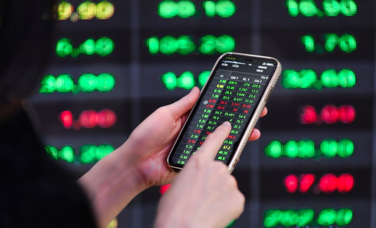 Chứng khoán ngày 26/12: Thu hẹp đà giảm về cuối phiên, VN-Index bảo vệ thành công mốc 1.700 điểm