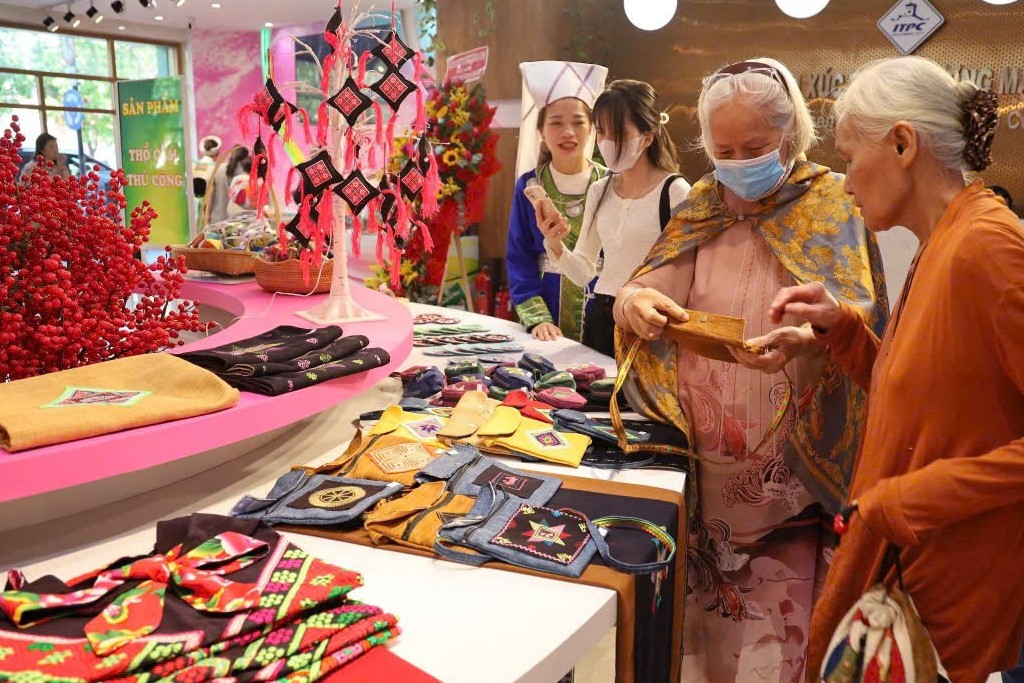 TP. Hồ Chí Minh: Kích cầu nội địa và đa dạng hóa xuất khẩu để “về đích” tăng trưởng 8,5%