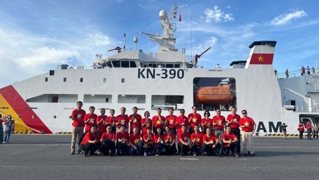 doan cong tac cua bo tai chinh tham dong vien cac chien sy quan dao truong sa