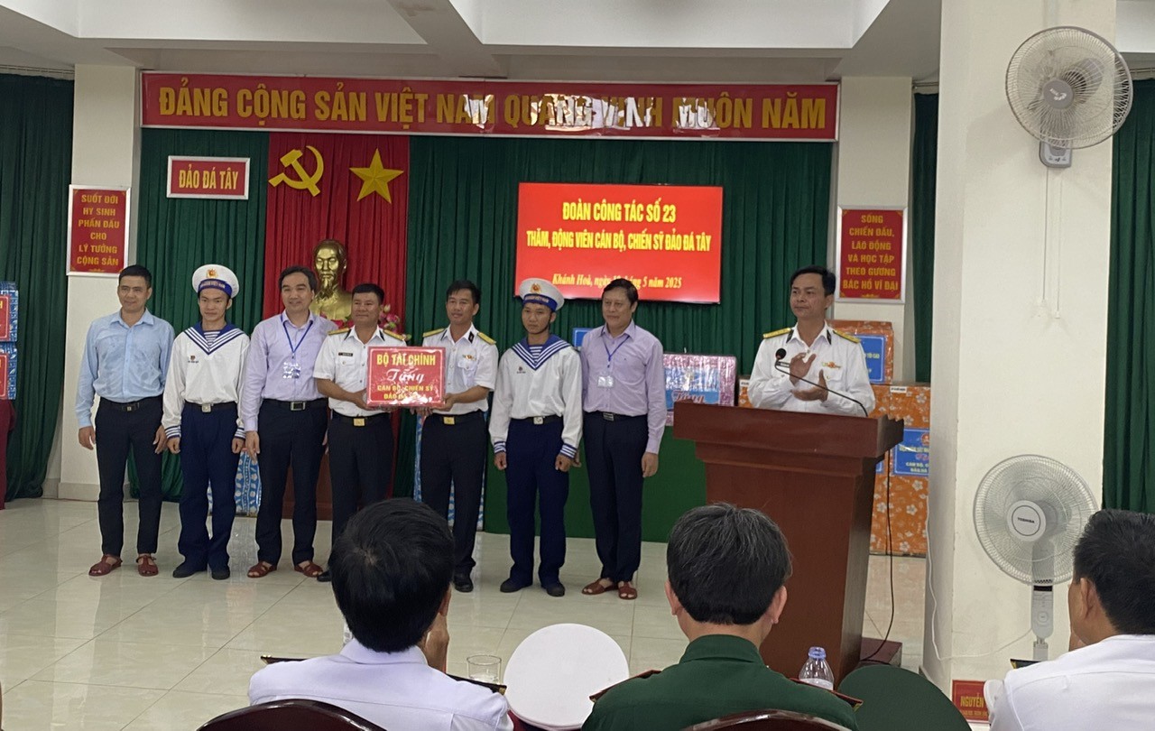 Đoàn công tác của Bộ Tài chính thăm, động viên các chiến sỹ quần đảo Trường Sa