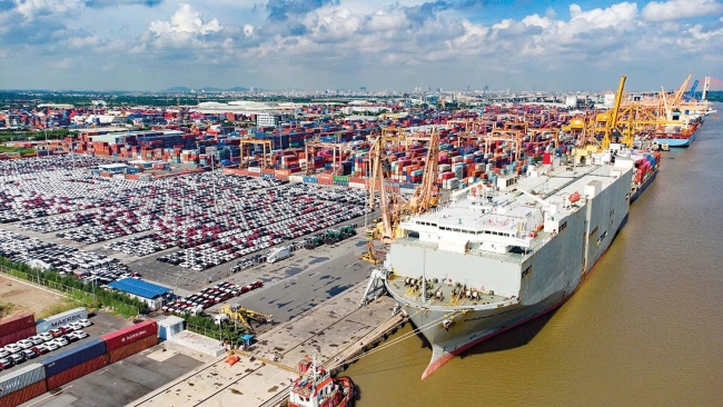 Vận tải đường thủy, hàng không tăng trưởng mạnh