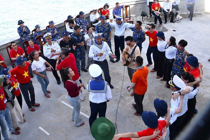 Đến với Trường Sa thân yêu