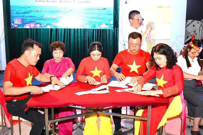 Đến với Trường Sa thân yêu