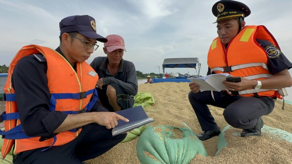 Hải quan cửa khẩu Thường Phước còn thường xuyên làm thủ tục nhập khẩu cho mặt hàng nông sản. Ảnh: C.L