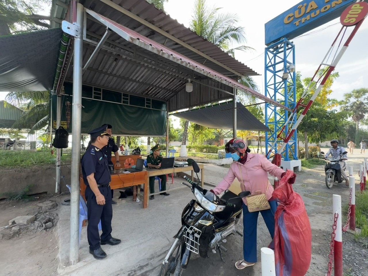 Công chức hải quan cửa khẩu Thường Phước kiểm tra phương tiện của cư dân biên giới qua cửa khẩu đường bộ. 