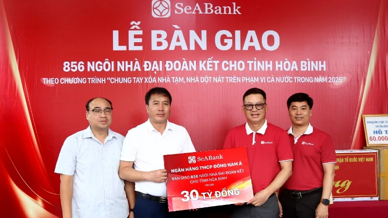 Đại diện SeABank bàn giao nhà cho tỉnh Hòa Bình.