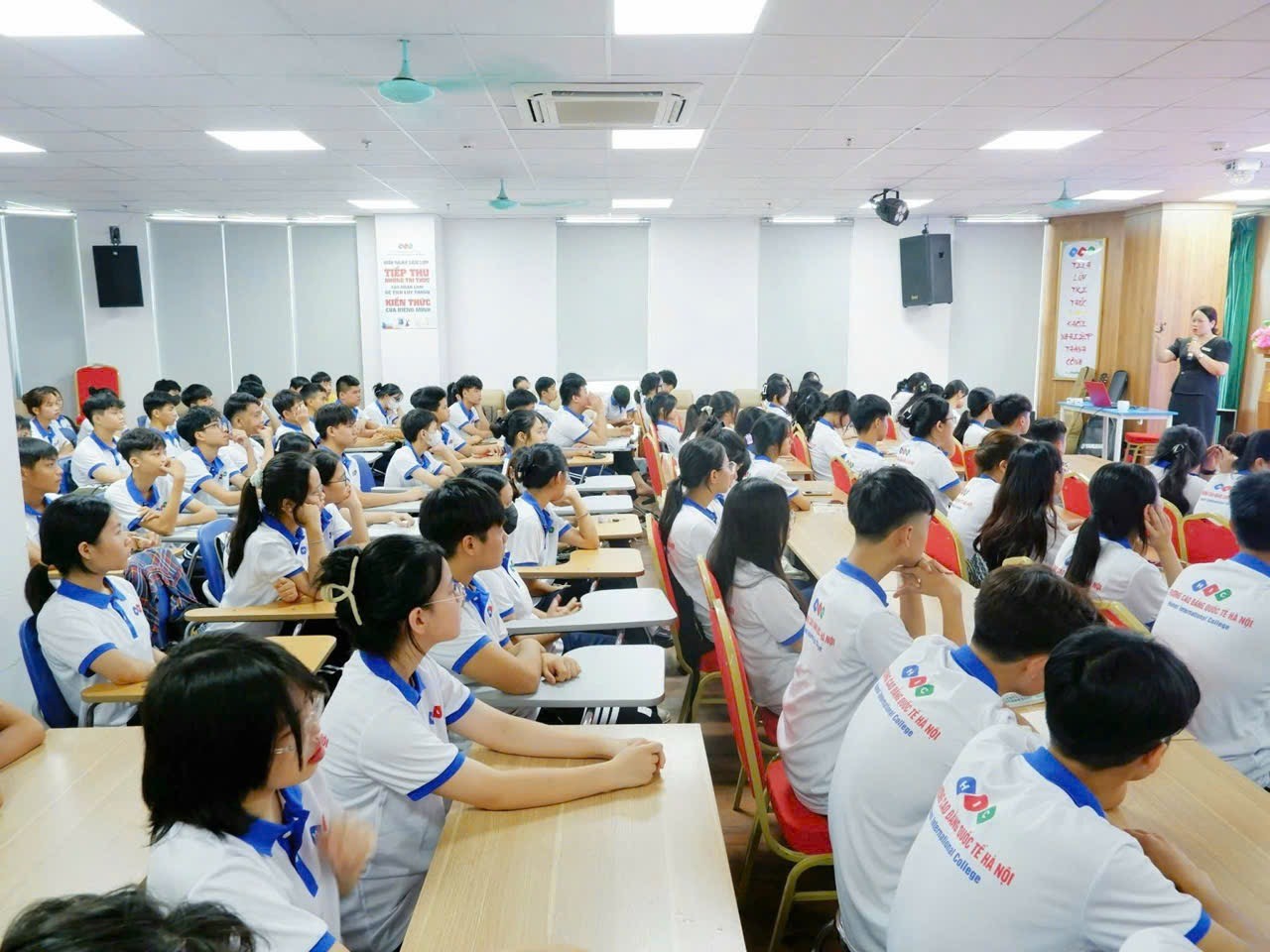 Sinh viên ngành ngôn ngữ Trường Cao đẳng Quốc tế Hà Nội học tập và trải nghiệm văn hóa quốc tế. Sinh viên ngành ngôn ngữ Trường Cao đẳng Quốc tế Hà Nội học tập và trải nghiệm văn hóa quốc tế.