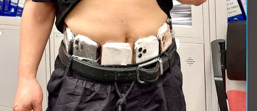 undefined Hải quan bắt giữ vụ vận chuyển lậu 48 chiếc Iphone qua đường hàng không