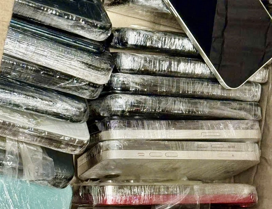 undefined Hải quan bắt giữ vụ vận chuyển lậu 48 chiếc Iphone qua đường hàng không