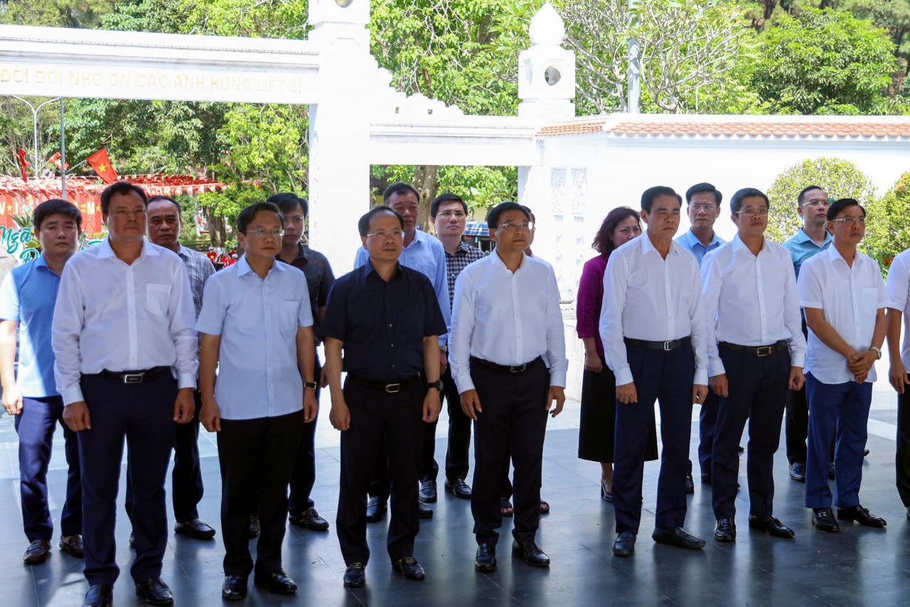 Bộ trưởng  Bộ Tài chính Nguyễn Văn Thắng dâng hương tại Khu Di tích Ngã ba Đồng Lộc và Truông Bồn