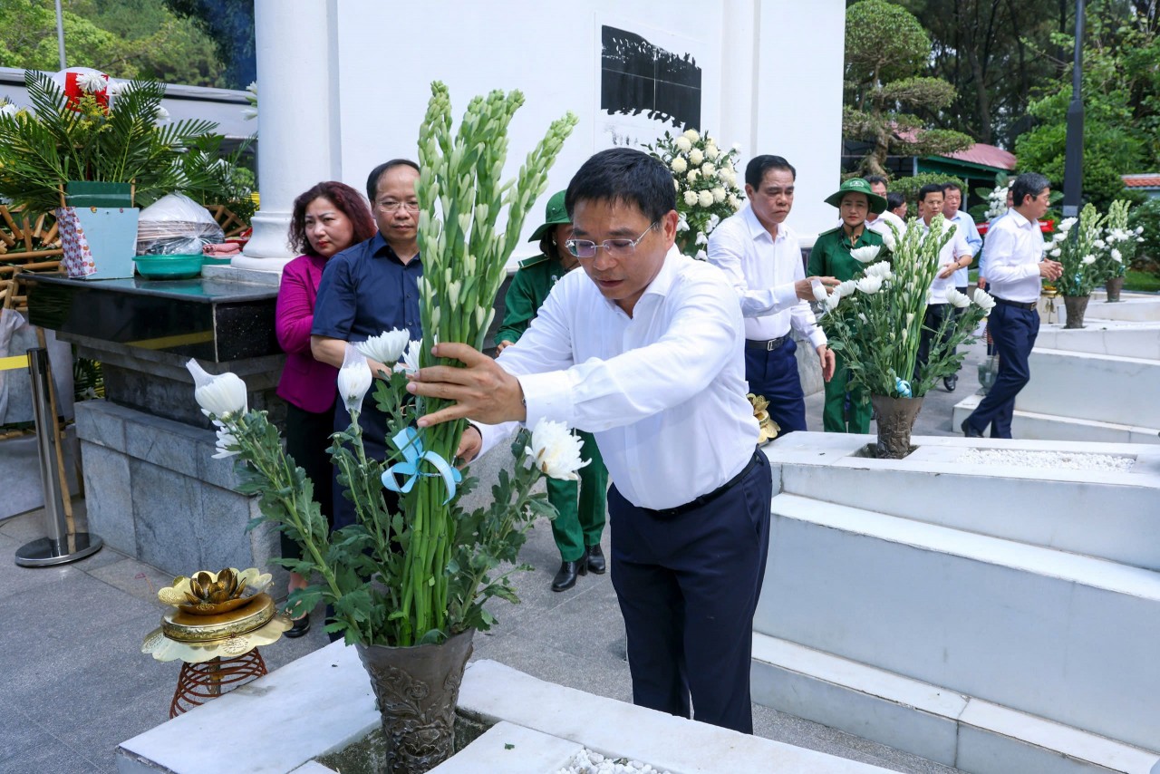 Bộ trưởng Bộ Tài chính Nguyễn Văn Thắng dâng hương, tưởng niệm tại Khu Di tích Ngã ba Đồng Lộc và Truông Bồn