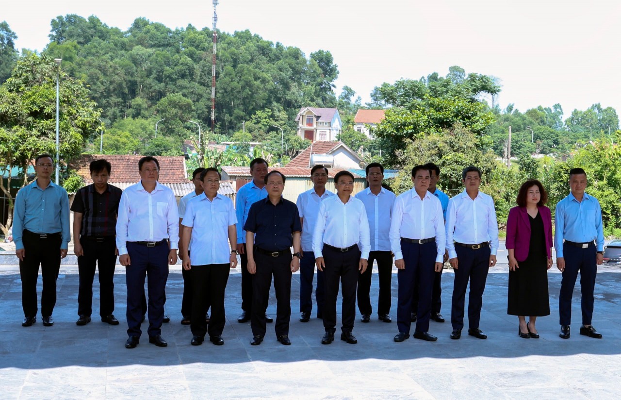 Bộ trưởng Bộ Tài chính Nguyễn Văn Thắng dâng hương, tưởng niệm tại Khu Di tích Ngã ba Đồng Lộc và Truông Bồn