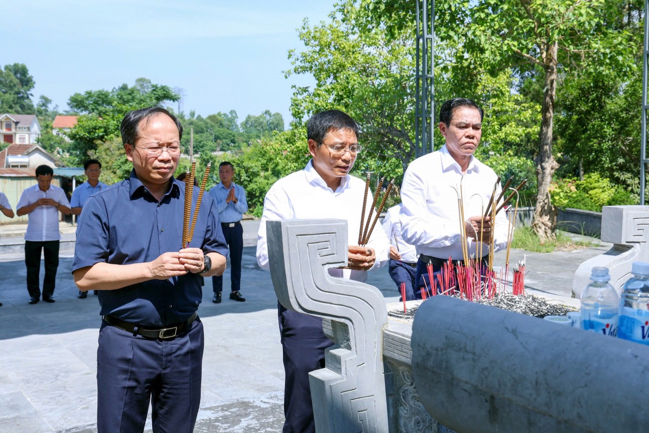 Bộ trưởng Bộ Tài chính Nguyễn Văn Thắng dâng hương, tưởng niệm tại Khu Di tích Ngã ba Đồng Lộc và Truông Bồn