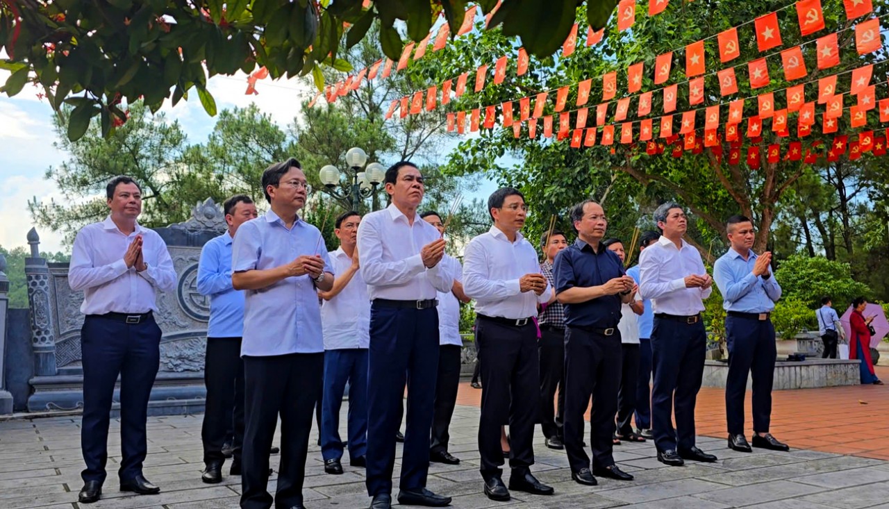 Bộ trưởng  Bộ Tài chính Nguyễn Văn Thắng dâng hương tại Khu Di tích Ngã ba Đồng Lộc và Truông Bồn