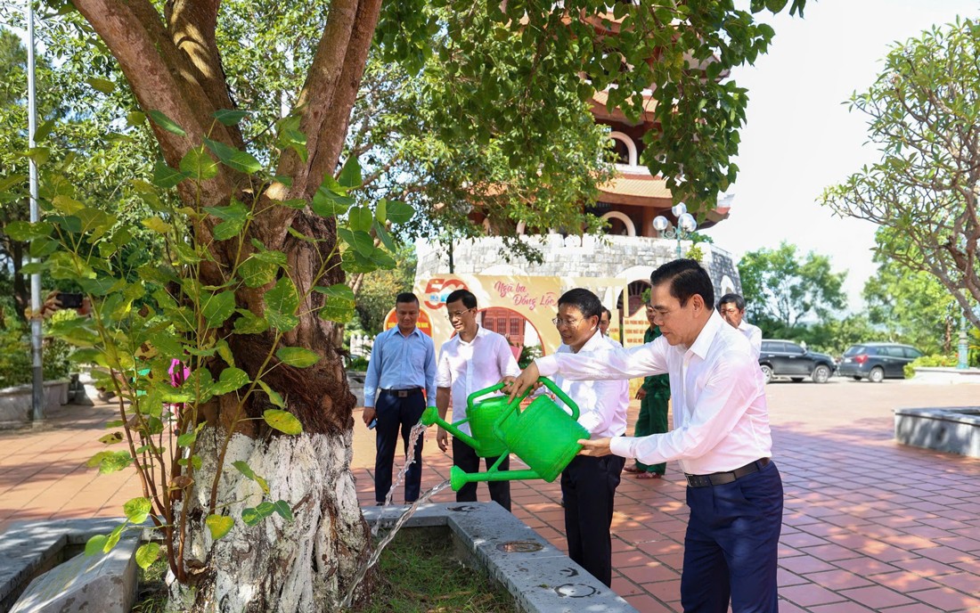 Bộ trưởng  Bộ Tài chính Nguyễn Văn Thắng dâng hương tại Khu Di tích Ngã ba Đồng Lộc và Truông Bồn