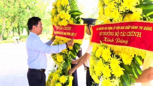 bo truong bo tai chinh nguyen van thang dang huong tuong niem tai nghia trang liet si quoc gia duong 9 va nghia trang liet si quoc gia truong son