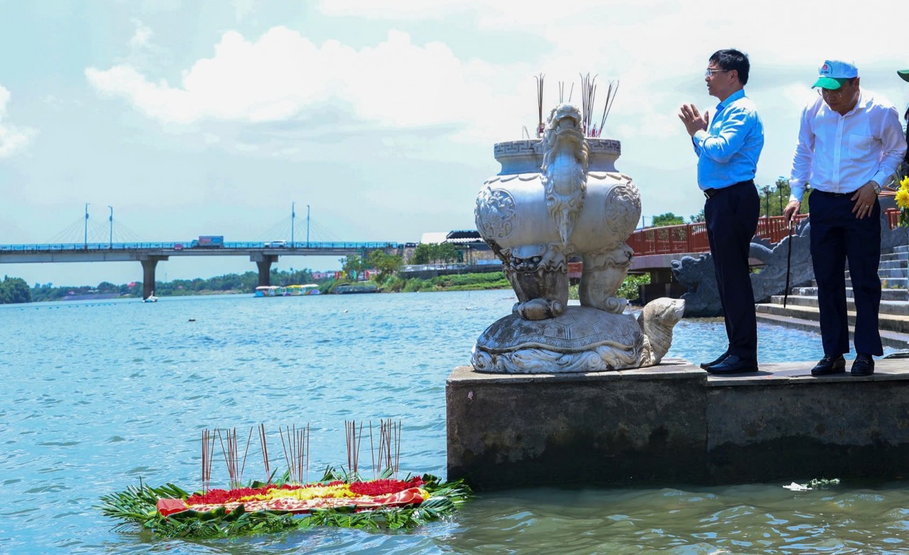 Bộ trưởng Bộ Tài chính Nguyễn Văn Thắng dâng hương tại các nghĩa trang liệt sĩ quốc gia