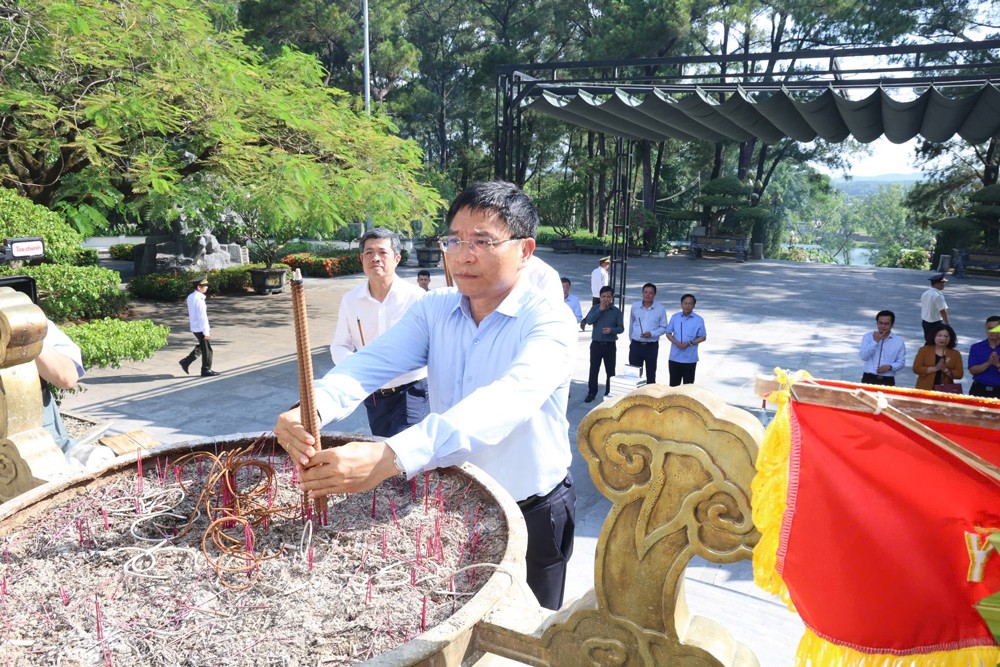 Bộ trưởng Bộ Tài chính Nguyễn Văn Thắng dâng hương tại các nghĩa trang liệt sĩ quốc gia