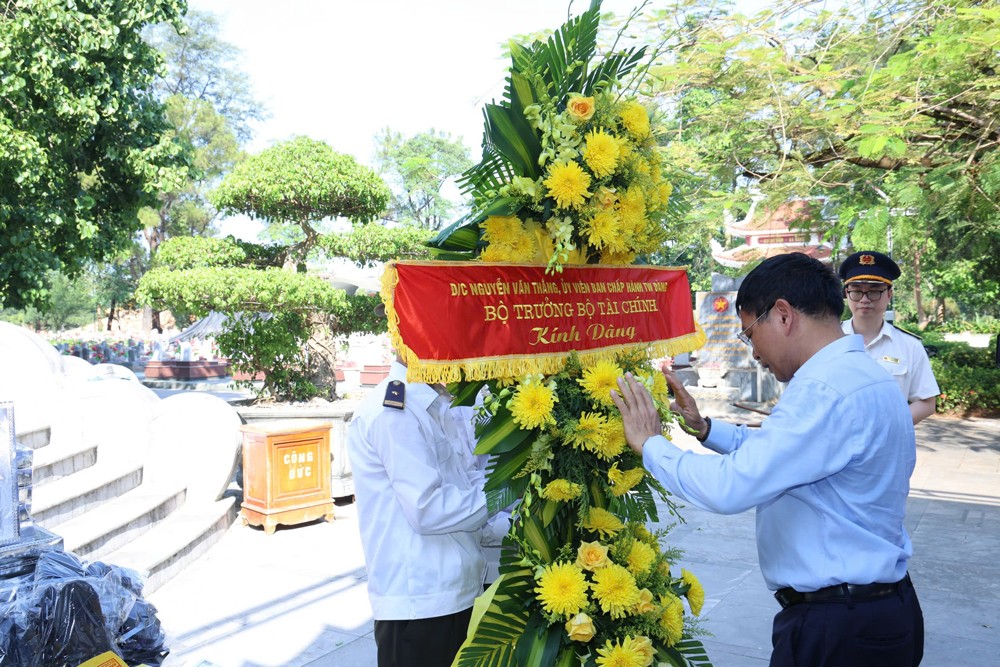 Bộ trưởng Bộ Tài chính Nguyễn Văn Thắng dâng hương tại các nghĩa trang liệt sĩ quốc gia