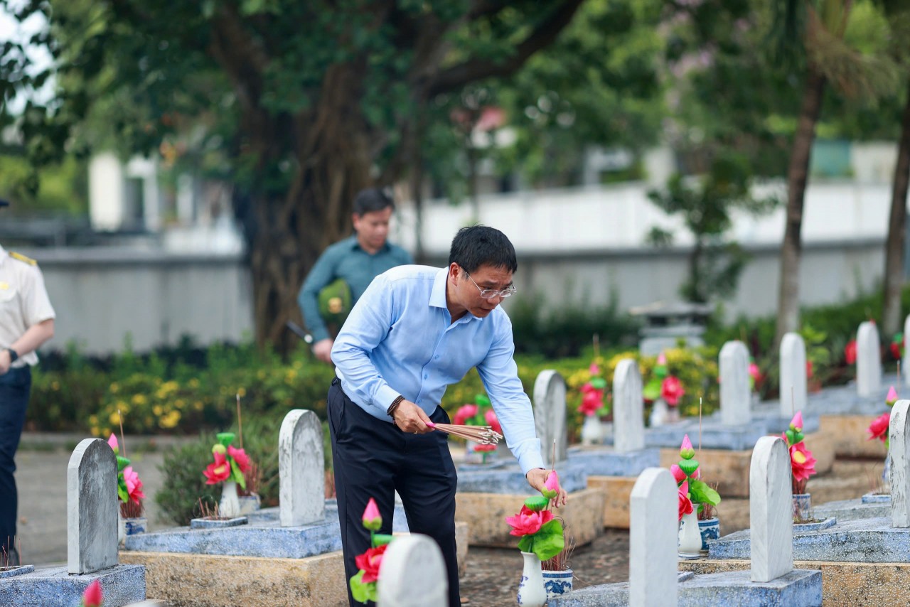 Bộ trưởng Bộ Tài chính Nguyễn Văn Thắng dâng hương tại các nghĩa trang liệt sĩ quốc gia