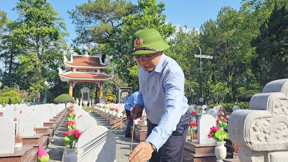Bộ trưởng Bộ Tài chính Nguyễn Văn Thắng dâng hương tại các nghĩa trang liệt sĩ quốc gia